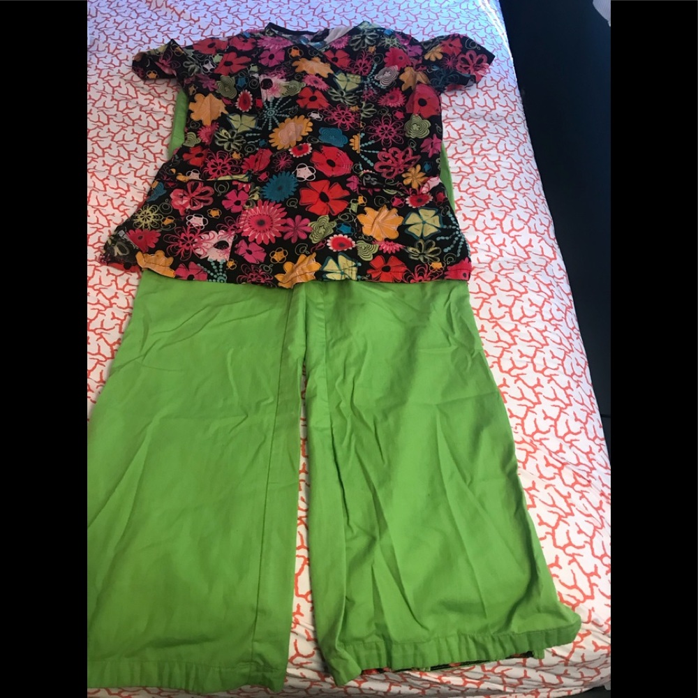 💚Cute scrub set❤️